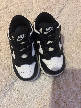 Nike Kids Black and White Low-Top Sneakers size 5C great condition